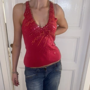 Paljettopp - Drömmig paljettopp i underbar ceriserosa färg. V-ringad och stretchig! Superfint skick. Perfekt till fest🪩💕Passar S/M. Skriv vid funderingar och kolla in mina andra annonser😇