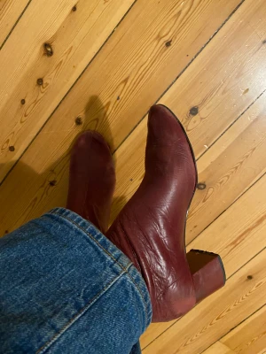 Röda boots strl 36 - Röda boots i äkta mjukt läder från Mango. Strl 36.