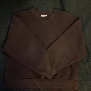 Basis sweatshirt brun🤎, använt ett fåtal gånger, fint skick , supermysigt material