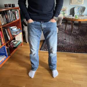 Ett par väldigt stilrena jeans från Replay. Jeansen är av modellen Waitom. Köpt på Care of Carl dock endast använd 1 gång pågrund av fel storlek. Storlek 31/32. Nypris 1800kr. Hör av dig vid frågor. (Modellen är 173 och 66 kg)