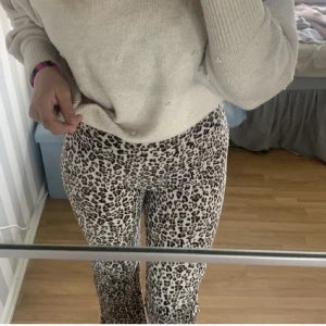 Leopard mjukis  - Leopard mjukisbyxor, köpte på plick men passade inte så bra☺️ Storlek xs passar min längd som är 163, dom är flare inte skinny🥰är från Gina Tricot, skriv för mer information ❤️