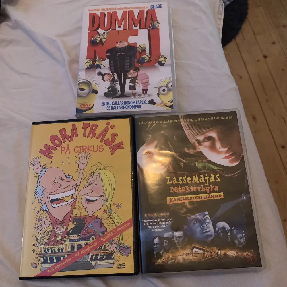 2 st filmer, dumma mej och Lasse Maja. Sen en dvd med lite barn låtar, exempelvis klappa händerna. . Övrigt.