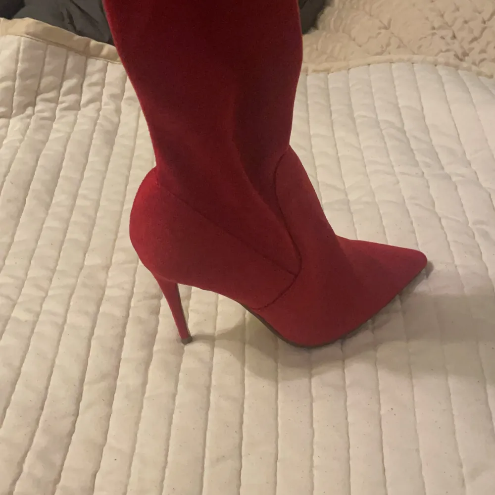 Dessa snygga röda klackarna har aldrig använts bara prövats på eftersom de är för stora på mig💓. Skor.