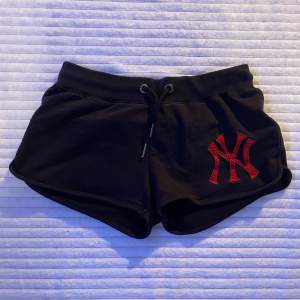 ☆ Super unika och RARE Yankees shorts, köpt second hand i Valencia~ ☆ Fint skick, enbart provade! Några stjärnor har gått av sedan tidigare. ☆ Storlek S-M, justerbara och passar mig bra med strl 38. Kolla gärna in min profil för fler plagg och mycket y2k!