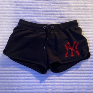 Vintage Yankees booty shorts träning ❤️‍🔥 - ☆ Super unika och RARE Yankees shorts, köpt second hand i Valencia~ ☆ Fint skick, enbart provade! Några stjärnor har gått av sedan tidigare. ☆ Storlek S-M, justerbara och passar mig bra med strl 38. Kolla gärna in min profil för fler plagg och mycket y2k!