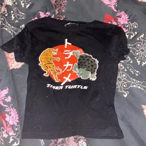 Topp - En svart topp med tryck från new yorker