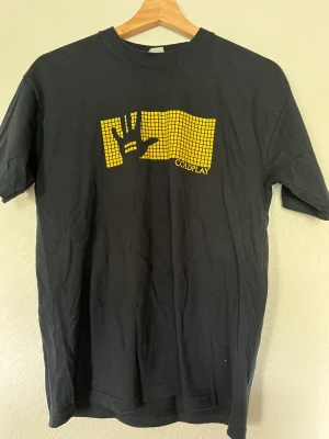 T-shirt - Coldplay t-shirt. Ungdomsstorlek L, passar mig som har M. 