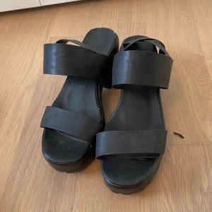 Platåsandaletter Tiamo - Platåsandaletter från Tiamo. Bra skick. Sköna att gå i. Klack 6 cm. 