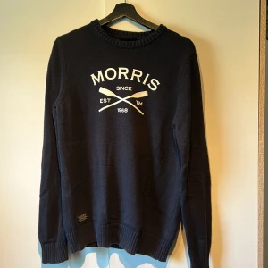 Morris tröja  - Säljer nu min stickade Morris o neck tröja då den aldrig används pga av för liten, så i väldigt fint skick utan defekter. Stl S passar medium  Nypris 1299