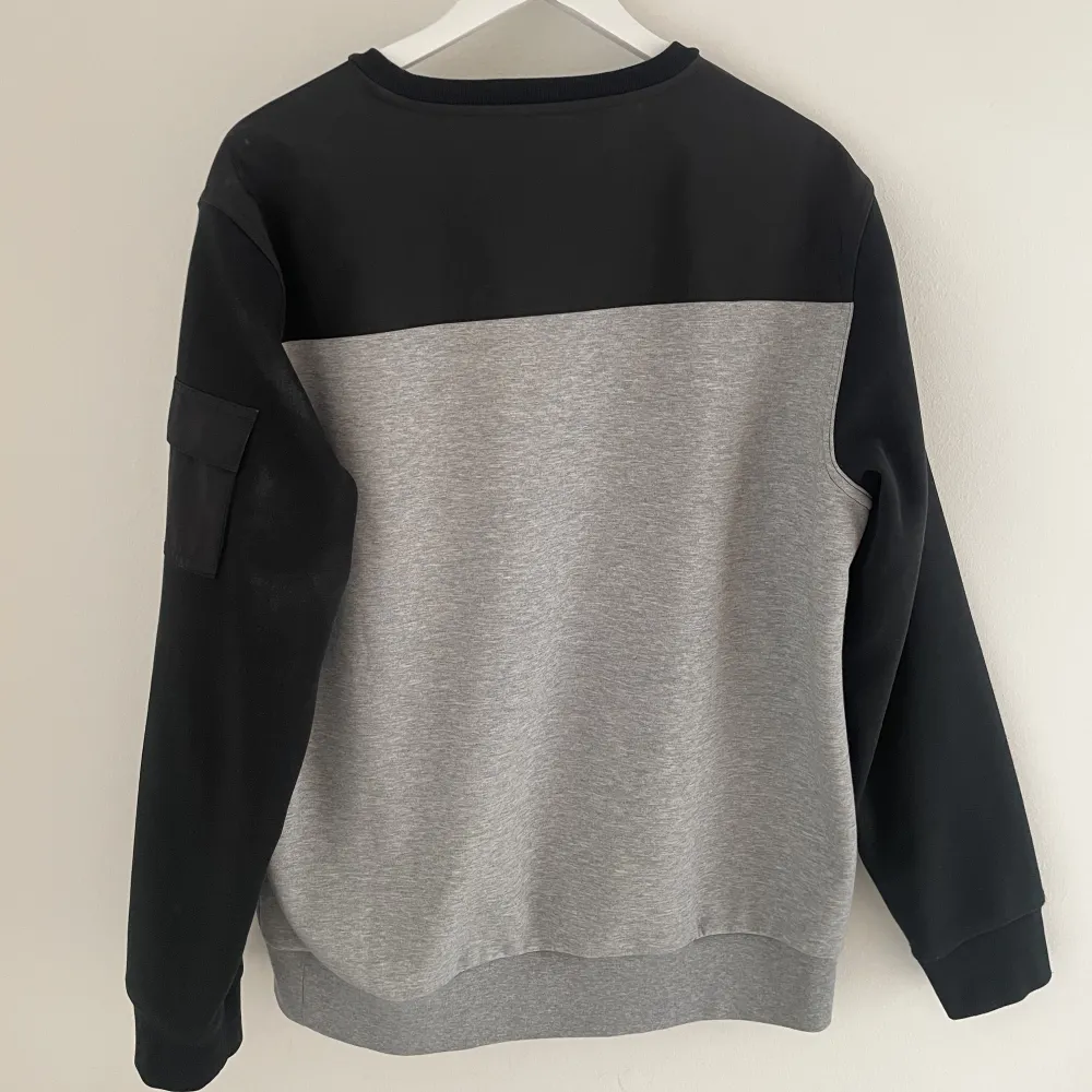 Svart grå ralph lauren sweatshirt i storlek L. Använd 2 gånger, väldigt bra skick.. Tröjor & Koftor.