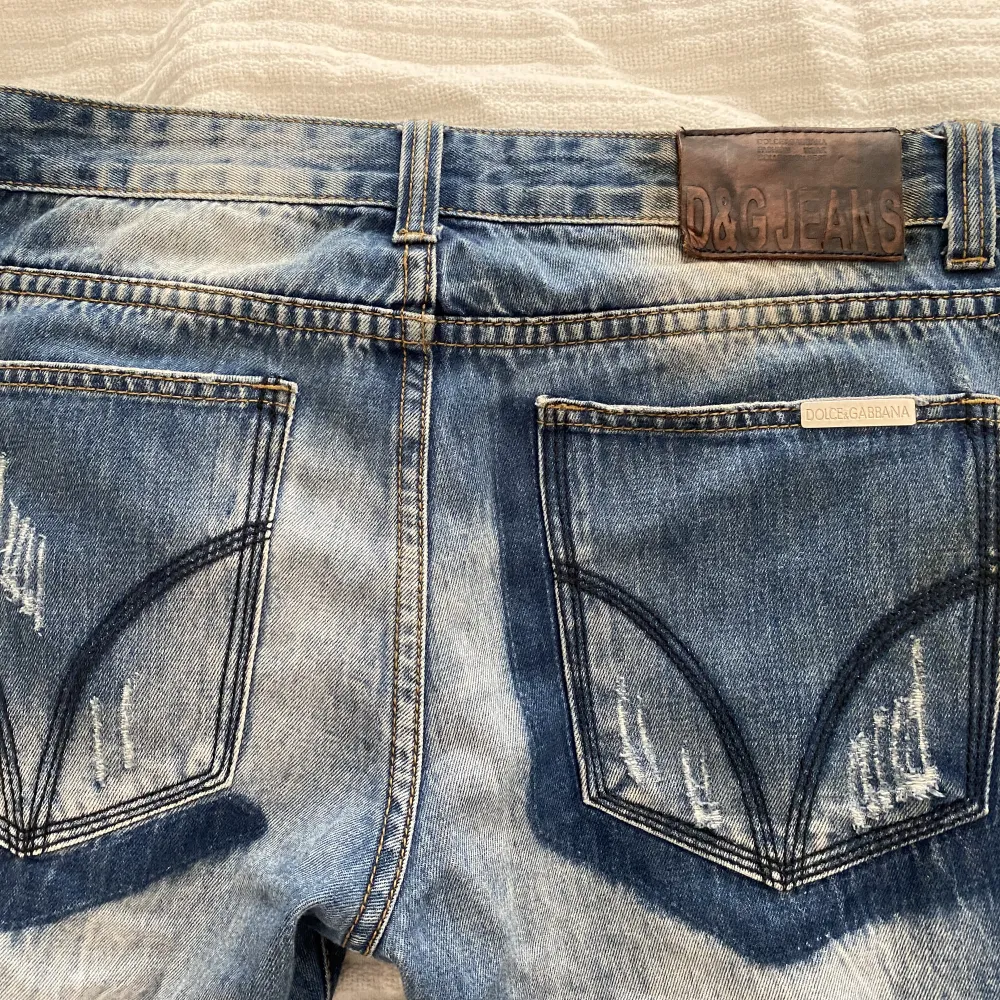 Dolce&Gabbana jeans storlek 33/34. Har inget kvitto då jag fick dem i present så är inte 100 på att de är äkta. Väldigt bra skick 9/10. Jeans & Byxor.