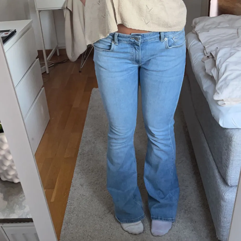 Lågmidjade jeans från Lager 157, nyskick! Jag är 170cm, midjemått 79cm. Står ingen storlek men skulle säga att det är en 38. Jeans & Byxor.