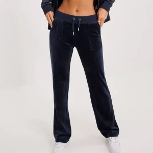 Juicy Couture  - Säljer mina juicy i midnatts blå💙 Dom är i perfekt skick och nästan aldrig använda. Dom är i storlek xs💙🩵