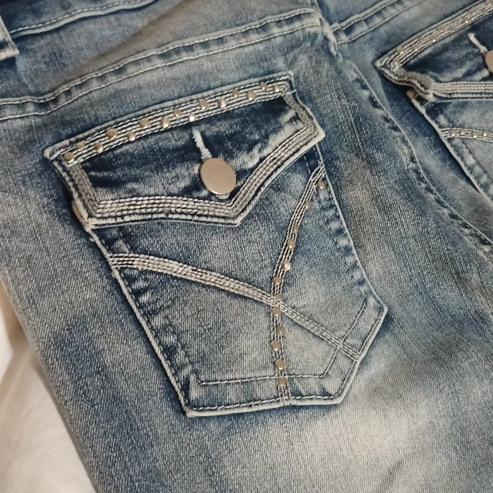 Bootcut jeans med fickor baktill. Längden passar bra upp till 175cm. Använt fåtal gånger. Frakten ingår i priset.. Jeans & Byxor.