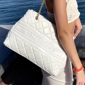 Valentino väska  - Vit valentino väska i fint skick, en favorit🤍