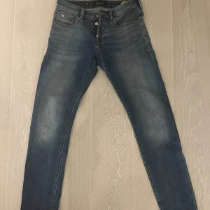 Jeans Scotch & Soda 29*32 - Jeans,  29 tum, Herr. Superfina jeans! Bra passform. Modell: Ralstone. Stretch i tyget. Knappgylf. Använda ett fåtal gånger.  Rök- och djurfritt hem. Finns kvar så länge annonsen är kvar.