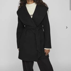 Jacka från Vila  - Säljer min nyköpta jacka från vila, använd 1-2 gånger, storlek M 🧡