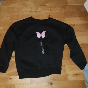 Svart sweatshirt - Sweatshirt säljes då jag växt ur den. Använd ett par gånger men är frf i bra kvalité. OBS köparen står för frakten 