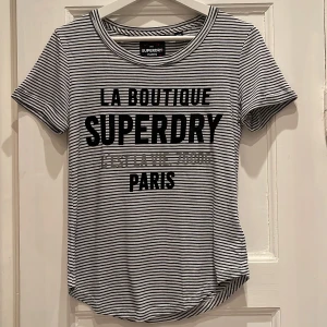Superdry T-shirt  - Fint skick och snygg passform 