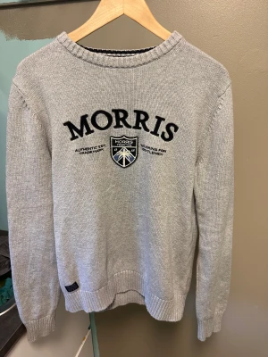 Morris tröja - Denna tröjan är perfekt skick och passar till alla outfits! Den är i storlek M. Den är knappast använd och det finns ej några skador eller något sånt på den! Så om du söker en fet tröja så köp då denna