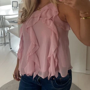 Topp zara -  en jättefin topp från Zara som är använd ett fåtal gånger. Säljer då jag inte använder den. Slutsåld på hemsidan!!!!!!!