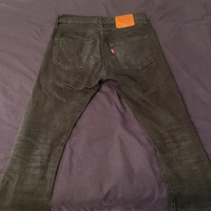 Levis Jeans 501 - Svarta skitsnygga Levis 501 Jeans. Bra skick på jeansen!