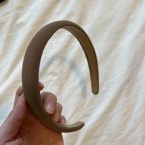 Diadem - Fint diadem, oanvänt. Ljusbrunt