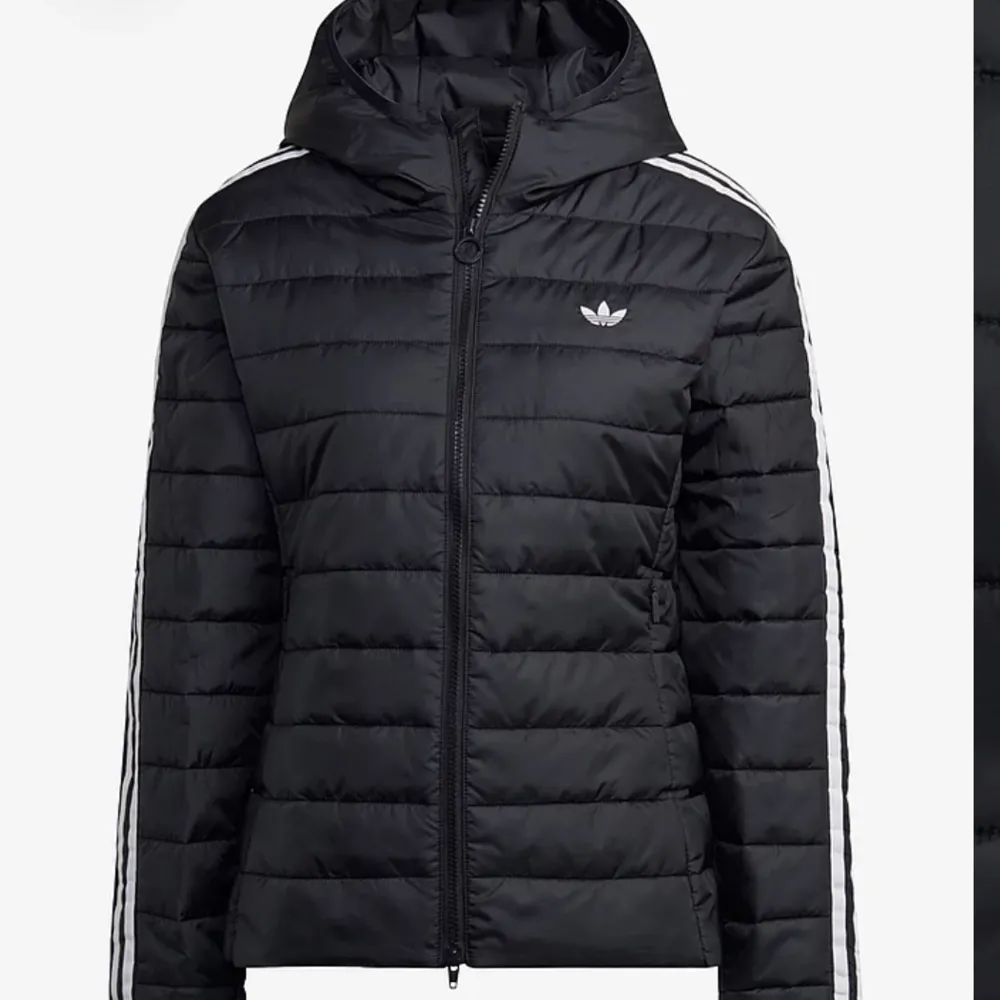 Äkta adidas jacka storlek s/m jätte fin jacka andvänd Max 3 gånger säljs pågrund av fel storlek pris kan diskuteras . Jackor.