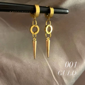 001 guld - Vi har nu lanserat uppdateringar av våra tidigare örhängen!!! Detta är våra 001 guld💋🙌🏽. De kostar 79kr för ett örhänge och 139kr för ett par. Beställningar sker via instagram DM så se till att följa våran instagram!💋💋🌟