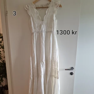 Långklänning  - En vit odd molly långklänning med ett litet släp som aldrig är använd i storlek 0/Xs