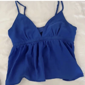 Blå topp - Jättefin blå topp från bik bok, köpte den här på Plick men säljer då den tyvärr inte längre passar mig.!💕