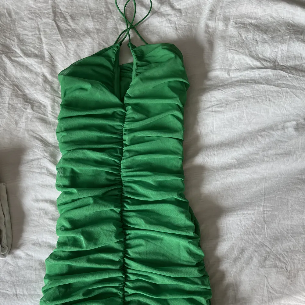 Grön klänning från Nelly i storlek xxs. Aldrig använd. Klänningar.