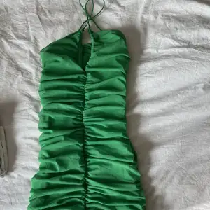 Grön klänning från Nelly i storlek xxs. Aldrig använd