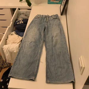 Ett par oanvända baggy-jeans, high waist, wide leg.  - Bra skick, inga hål. Man kan spänna dem genom gummiband där uppe. Baggy jeans är inte riktigt min typ. Och lite för små för mig ❤️
