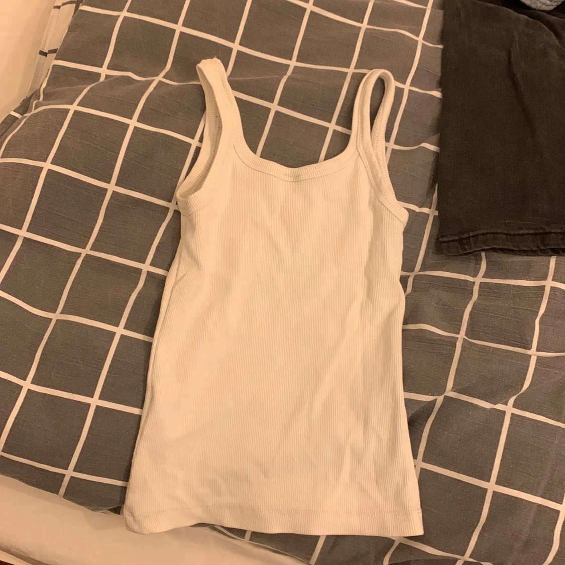 Vitt linne, lite ribbat men syns knappt. För liten för mig. - 90