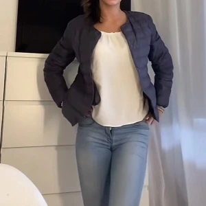 Jacka  - Säljer denna jacka från Uniqlo! Kol med prisförslag. Jackan köptes för 799 och är o bra skick💕💕färgen är grå/blålila