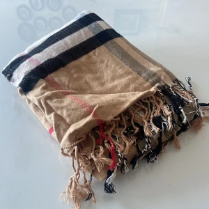 Halsduk - Halsduk med fransar och riktigt skönt och mjukt material. Använd fåtal gånger i mycket gott skick. 180x60 ungefär i storlek