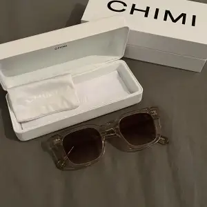 Snygga chimi 04 solglasögon i färgen ecru. Är nyss köpta så skicket är 10/10, använda fåtal ggr. Köpt på nk, nypris 1250kr. Skriv i dm för fler funderingar. 