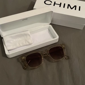 Chimi glajor - Snygga chimi 04 solglasögon i färgen ecru. Är nyss köpta så skicket är 10/10, använda fåtal ggr. Köpt på nk, nypris 1250kr. Skriv i dm för fler funderingar. 