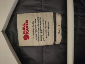 Fjällräven skogsö padded jacket - Large väldigt varm vinterjacka några år gammal men inga skador endast lite sliten på dragkedjor det som man drar i 