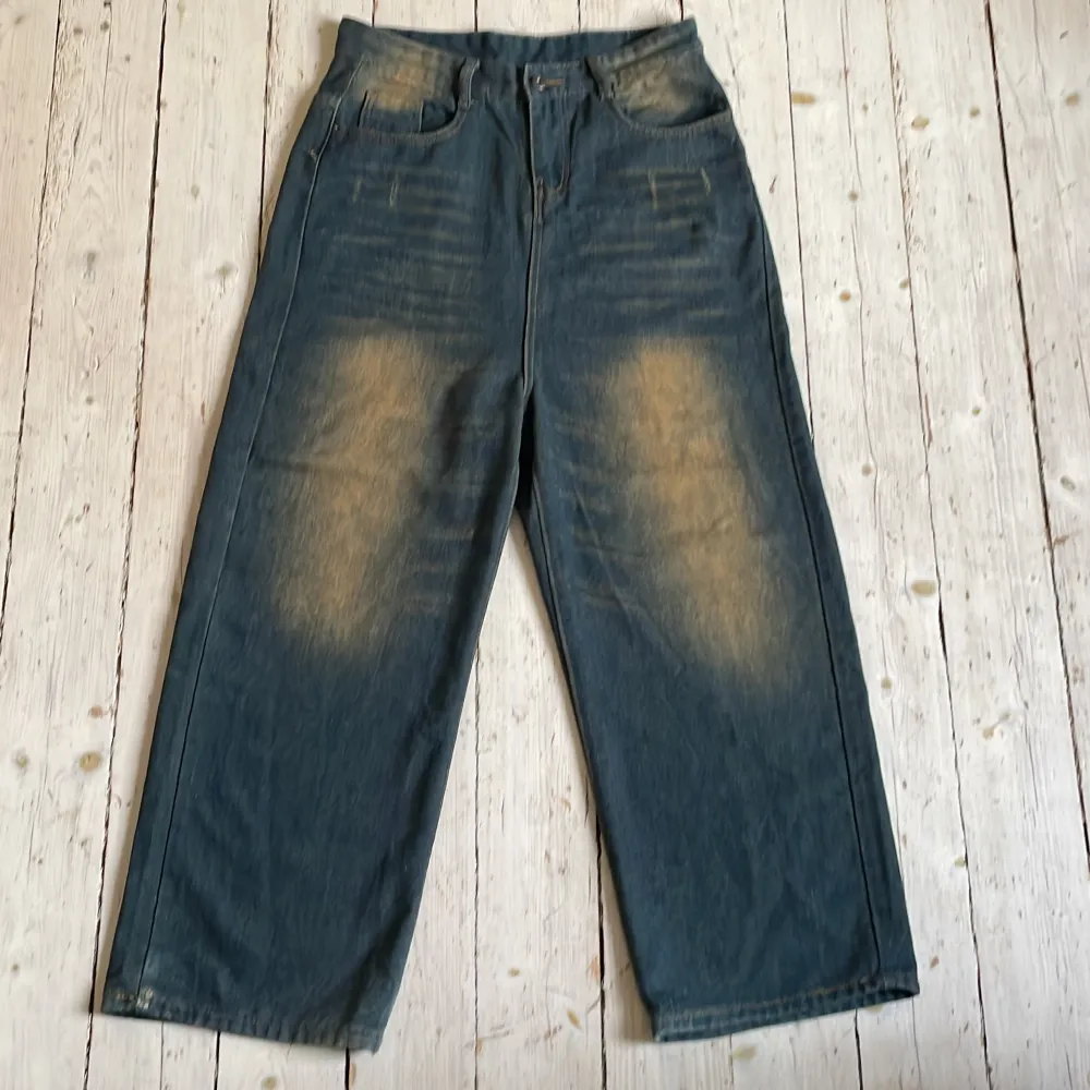 Baggy, slitna jeans som är riktigt snygga. säljer på grund av de va för stora.    Har använts Max 3 gånger… . Jeans & Byxor.