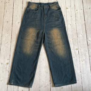 Baggy, slitna jeans som är riktigt snygga. säljer på grund av de va för stora.    Har använts Max 3 gånger… 