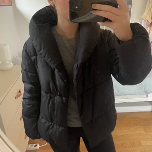 Jacka - Jättefin vinterjacka från Vila! Varm och mysig med hög krage. Endast använd ett fåtal gånger så i väldigt bra skick! Storlek 36.  100% polyester så ej äkta dun. 