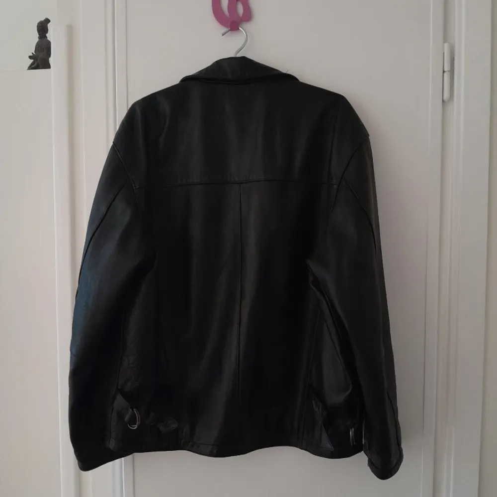 Vintage svart läderjacka i fint skick i strl 40 och äkta läder.❣️. Jackor.