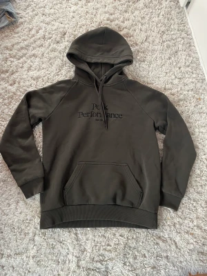 Peak performance hoodie - Säljer denna mörkgröna peak performance hoodien för att jag aldrig använder den. Använd kanske 2 ggr och tvättad en🩷🩷😊 pris kan såklart diskuteras och köparen står för frakten.