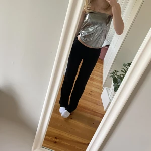 Silvrig topp/ kjol - Säljer denna coola kjolen som även går att ha som topp💗aldrig använd, prislappen kvar 