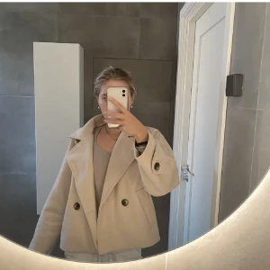 beige kappa - säljer denna superfina beigea kappan då den inte kommer till användning! aldrig använd💌💌