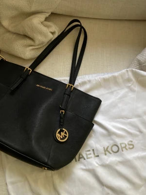 Handväska Michael Kors - Handväska från Michael Kors. Köpt för 2499kr.  Använd med få slitningar på banden och metallen.