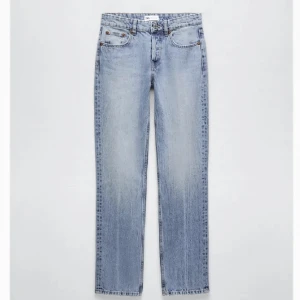 Zara Low Rise - Så snygga jeans, knappt använda. Har i både ljus och mörkare blå. 