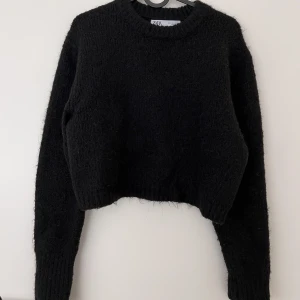 Svart stickad tröja - En svart lite tjockare stickad tröja som är perfekt nu under dessa kallare årstider. Den är också väldigt fin att matcha med en skjorta under som jag har gjort på andra bilden. Den är i fint skick 